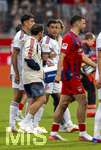 18.08.2026, Fussball Bundesliga 2026/2027, Testspiel, 1.FC Heidenheim - FC Bayern München, in der Voith-Arena Heidenheim, nach seinem erneuten Zusammenbruch während des Spieles, wird Jamal Musiala (mitte,  Bayern München) vom Mannschaftsarzt  Prof. Dr. Peter Ueblacker versorgt und vom Platz geführt. 
