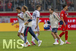 18.08.2026, Fussball Bundesliga 2026/2027, Testspiel, 1.FC Heidenheim - FC Bayern München, in der Voith-Arena Heidenheim, nach seinem erneuten Zusammenbruch während des Spieles, wird Jamal Musiala (li, Bayern München) vom Mannschaftsarzt  Prof. Dr. Peter Ueblacker versorgt und vom Platz geführt. 