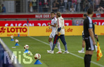 18.08.2026, Fussball Bundesliga 2026/2027, Testspiel, 1.FC Heidenheim - FC Bayern München, in der Voith-Arena Heidenheim, nach seinem erneuten Zusammenbruch während des Spieles, wird Jamal Musiala (li, Bayern München) vom Mannschaftsarzt  Prof. Dr. Peter Ueblacker versorgt und vom Platz geführt. 
