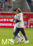18.08.2026, Fussball Bundesliga 2026/2027, Testspiel, 1.FC Heidenheim - FC Bayern München, in der Voith-Arena Heidenheim, nach seinem erneuten Zusammenbruch während des Spieles, wird Jamal Musiala (Bayern München) vom Mannschaftsarzt  Prof. Dr. Peter Ueblacker versorgt und vom Platz geführt. 
