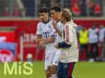 18.08.2026, Fussball Bundesliga 2026/2027, Testspiel, 1.FC Heidenheim - FC Bayern München, in der Voith-Arena Heidenheim, nach seinem erneuten Zusammenbruch während des Spieles, wird Jamal Musiala (mitte, Bayern München) vom Mannschaftsarzt  Prof. Dr. Peter Ueblacker versorgt und vom Platz geführt. li: Aleksandar Pavlovic (Bayern München)  nimmt ihn fürsorglich an die Hand 