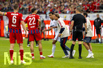18.08.2026, Fussball Bundesliga 2026/2027, Testspiel, 1.FC Heidenheim - FC Bayern München, in der Voith-Arena Heidenheim, nach seinem erneuten Zusammenbruch während des Spieles, wird Jamal Musiala (mitte, Bayern München) vom Mannschaftsarzt  Prof. Dr. Peter Ueblacker versorgt und vom Platz geführt.