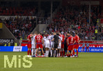 18.08.2026, Fussball Bundesliga 2026/2027, Testspiel, 1.FC Heidenheim - FC Bayern München, in der Voith-Arena Heidenheim, nach seinem erneuten Zusammenbruch während des Spieles, wird Jamal Musiala (mitte, Bayern München) vom Mannschaftsarzt versorgt. Spieler beider Mannschaften bilden eine Sichtschutzmauer für den Kollegen. Auch Schiedsrichter Fraih Khalifah Salim Al Jaloud steht dabei. 