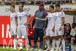 18.08.2026, Fussball Bundesliga 2026/2027, Testspiel, 1.FC Heidenheim - FC Bayern München, in der Voith-Arena Heidenheim, Einwechslung, v.li: Josip Stanisic (Bayern München), Harry Kane (FC Bayern München), Trainer Vincent Kompany (FC Bayern München), Jamal Musiala (Bayern München), Aleksandar Pavlovic (Bayern München)  