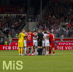 18.08.2026, Fussball Bundesliga 2026/2027, Testspiel, 1.FC Heidenheim - FC Bayern München, in der Voith-Arena Heidenheim, nach seinem erneuten Zusammenbruch während des Spieles, wird Jamal Musiala (mitte, Bayern München) vom Mannschaftsarzt versorgt. Spieler beider Mannschaften bilden eine Sichtschutzmauer für den Kollegen. Auch Schiedsrichter Fraih Khalifah Salim Al Jaloud steht dabei.