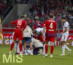 18.08.2026, Fussball Bundesliga 2026/2027, Testspiel, 1.FC Heidenheim - FC Bayern München, in der Voith-Arena Heidenheim, nach seinem erneuten Zusammenbruch während des Spieles, wird Jamal Musiala (am Boden mitte, Bayern München) vom Mannschaftsarzt versorgt. 
