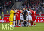 18.08.2026, Fussball Bundesliga 2026/2027, Testspiel, 1.FC Heidenheim - FC Bayern München, in der Voith-Arena Heidenheim, nach seinem erneuten Zusammenbruch während des Spieles, wird Jamal Musiala (am Boden mitte, Bayern München) vom Mannschaftsarzt versorgt. Spieler beider Mannschaften bilden eine Sichtschutzmauer für den Kollegen. Auch Schiedsrichter Fraih Khalifah Salim Al Jaloud steht dabei.