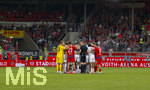 18.08.2026, Fussball Bundesliga 2026/2027, Testspiel, 1.FC Heidenheim - FC Bayern München, in der Voith-Arena Heidenheim, nach seinem erneuten Zusammenbruch während des Spieles, wird Jamal Musiala (mitte, Bayern München) vom Mannschaftsarzt versorgt. Spieler beider Mannschaften bilden eine Sichtschutzmauer für den Kollegen. Auch Schiedsrichter Fraih Khalifah Salim Al Jaloud steht dabei.