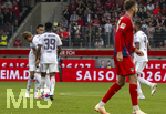 18.08.2026, Fussball Bundesliga 2026/2027, Testspiel, 1.FC Heidenheim - FC Bayern München, in der Voith-Arena Heidenheim, Jamal Musiala (mitte, Bayern München) erlebt hier in dem Augenblick seinen erneuten Zusammenbruch während des Spieles, Harry Kane (FC Bayern München) und Bara Sapoko Ndiaye (Bayern München) laufen zu ihm um sich um ihn zu kümmern. re: Jonathan Tah (FC Bayern München). Später nach dem Spiel gibt er selber sein Statement zu seiner Krankheit (Epileptische Anfälle, temporäre Absencen)