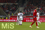18.08.2026, Fussball Bundesliga 2026/2027, Testspiel, 1.FC Heidenheim - FC Bayern München, in der Voith-Arena Heidenheim, Jamal Musiala (mitte, Bayern München) erlebt hier in dem Augenblick seinen erneuten Zusammenbruch während des Spieles, Harry Kane (FC Bayern München) und Bara Sapoko Ndiaye (Bayern München) laufen zu ihm um sich um ihn zu kümmern. re: Jonathan Tah (FC Bayern München). Später nach dem Spiel gibt er selber sein Statement zu seiner Krankheit (Epileptische Anfälle, temporäre Absencen)