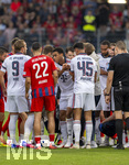 18.08.2026, Fussball Bundesliga 2026/2027, Testspiel, 1.FC Heidenheim - FC Bayern München, in der Voith-Arena Heidenheim, nach seinem erneuten Zusammenbruch während des Spieles, wird Jamal Musiala (mitte, Bayern München) vom Mannschaftsarzt versorgt und vom Platz geführt. Spieler beider Mannschaften bilden eine Sichtschutzmauer für den Kollegen. Auch Schiedsrichter Fraih Khalifah Salim Al Jaloud steht dabei.