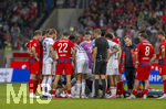 18.08.2026, Fussball Bundesliga 2026/2027, Testspiel, 1.FC Heidenheim - FC Bayern München, in der Voith-Arena Heidenheim, nach seinem erneuten Zusammenbruch während des Spieles, wird Jamal Musiala (am Boden mitte, Bayern München) vom Mannschaftsarzt versorgt. Spieler beider Mannschaften bilden eine Sichtschutzmauer für den Kollegen. Auch Schiedsrichter Fraih Khalifah Salim Al Jaloud steht dabei.