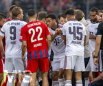 18.08.2026, Fussball Bundesliga 2026/2027, Testspiel, 1.FC Heidenheim - FC Bayern München, in der Voith-Arena Heidenheim, nach seinem erneuten Zusammenbruch während des Spieles, wird Jamal Musiala (mitte, Bayern München) vom Mannschaftsarzt versorgt und vom Platz geführt. Spieler beider Mannschaften bilden eine Sichtschutzmauer für den Kollegen. Auch Schiedsrichter Fraih Khalifah Salim Al Jaloud steht dabei.