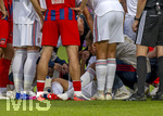 18.08.2026, Fussball Bundesliga 2026/2027, Testspiel, 1.FC Heidenheim - FC Bayern München, in der Voith-Arena Heidenheim, nach seinem erneuten Zusammenbruch während des Spieles, wird Jamal Musiala (am Boden mitte, Bayern München) vom Mannschaftsarzt versorgt. Spieler beider Mannschaften bilden eine Sichtschutzmauer für den Kollegen. Auch Schiedsrichter Fraih Khalifah Salim Al Jaloud steht dabei.
