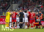 18.08.2026, Fussball Bundesliga 2026/2027, Testspiel, 1.FC Heidenheim - FC Bayern München, in der Voith-Arena Heidenheim, nach seinem erneuten Zusammenbruch während des Spieles, wird Jamal Musiala (am Boden mitte, Bayern München) vom Mannschaftsarzt versorgt. Spieler beider Mannschaften bilden eine Sichtschutzmauer für den Kollegen. Auch Schiedsrichter Fraih Khalifah Salim Al Jaloud steht dabei.