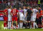 18.08.2026, Fussball Bundesliga 2026/2027, Testspiel, 1.FC Heidenheim - FC Bayern München, in der Voith-Arena Heidenheim, nach seinem erneuten Zusammenbruch während des Spieles, wird Jamal Musiala (mitte, Bayern München) vom Mannschaftsarzt versorgt und vom Platz geführt. Spieler beider Mannschaften bilden eine Sichtschutzmauer für den Kollegen. Auch Schiedsrichter Fraih Khalifah Salim Al Jaloud steht dabei.