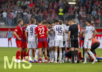 18.08.2026, Fussball Bundesliga 2026/2027, Testspiel, 1.FC Heidenheim - FC Bayern München, in der Voith-Arena Heidenheim, nach seinem erneuten Zusammenbruch während des Spieles, wird Jamal Musiala (mitte, Bayern München) vom Mannschaftsarzt versorgt und vom Platz geführt. Spieler beider Mannschaften bilden eine Sichtschutzmauer für den Kollegen. Auch Schiedsrichter Fraih Khalifah Salim Al Jaloud steht dabei.