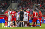 18.08.2026, Fussball Bundesliga 2026/2027, Testspiel, 1.FC Heidenheim - FC Bayern München, in der Voith-Arena Heidenheim, nach seinem erneuten Zusammenbruch während des Spieles, wird Jamal Musiala (am Boden mitte, Bayern München) vom Mannschaftsarzt versorgt. Spieler beider Mannschaften bilden eine Sichtschutzmauer für den Kollegen. Auch Schiedsrichter Fraih Khalifah Salim Al Jaloud steht dabei.