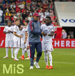 18.08.2026, Fussball Bundesliga 2026/2027, Testspiel, 1.FC Heidenheim - FC Bayern München, in der Voith-Arena Heidenheim, Trainer Vincent Kompany (li, FC Bayern München) mkit Alphonso Davies (FC Bayern München) 