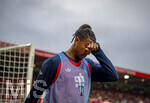 18.08.2026, Fussball Bundesliga 2026/2027, Testspiel, 1.FC Heidenheim - FC Bayern München, in der Voith-Arena Heidenheim, Michael Olise (FC Bayern München) nachdenklich beim Aufwärmen.
