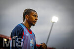 18.08.2026, Fussball Bundesliga 2026/2027, Testspiel, 1.FC Heidenheim - FC Bayern München, in der Voith-Arena Heidenheim, Michael Olise (FC Bayern München) nachdenklich beim Aufwärmen.
