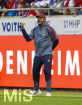 18.08.2026, Fussball Bundesliga 2026/2027, Testspiel, 1.FC Heidenheim - FC Bayern München, in der Voith-Arena Heidenheim, Trainer Vincent Kompany (FC Bayern München) gibt Anweisungen. 