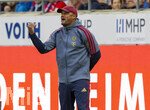 18.08.2026, Fussball Bundesliga 2026/2027, Testspiel, 1.FC Heidenheim - FC Bayern München, in der Voith-Arena Heidenheim, Trainer Vincent Kompany (FC Bayern München) gibt Anweisungen. 