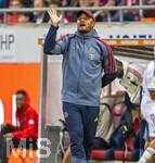 18.08.2026, Fussball Bundesliga 2026/2027, Testspiel, 1.FC Heidenheim - FC Bayern München, in der Voith-Arena Heidenheim, Trainer Vincent Kompany (FC Bayern München) gibt Anweisungen.