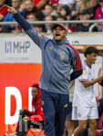18.08.2026, Fussball Bundesliga 2026/2027, Testspiel, 1.FC Heidenheim - FC Bayern München, in der Voith-Arena Heidenheim, Trainer Vincent Kompany (FC Bayern München) gibt Anweisungen.