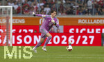 18.08.2026, Fussball Bundesliga 2026/2027, Testspiel, 1.FC Heidenheim - FC Bayern München, in der Voith-Arena Heidenheim, Torwart Jonas Urbig (FC Bayern München) am Ball, hinten auf der Bande: Saison 26/27 