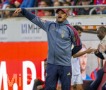 18.08.2026, Fussball Bundesliga 2026/2027, Testspiel, 1.FC Heidenheim - FC Bayern München, in der Voith-Arena Heidenheim, Trainer Vincent Kompany (FC Bayern München) gibt Anweisungen. 