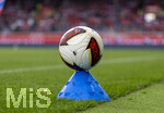 18.08.2026, Fussball Bundesliga 2026/2027, Testspiel, 1.FC Heidenheim - FC Bayern München, in der Voith-Arena Heidenheim, Der Spielball Torfabrik liegt auf einem Hütchen