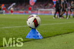 18.08.2026, Fussball Bundesliga 2026/2027, Testspiel, 1.FC Heidenheim - FC Bayern München, in der Voith-Arena Heidenheim, Der Spielball Torfabrik liegt auf einem Hütchen