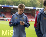 18.08.2026, Fussball Bundesliga 2026/2027, Testspiel, 1.FC Heidenheim - FC Bayern München, in der Voith-Arena Heidenheim, Tim Binder (Bayern München) mit seinem Handy 
