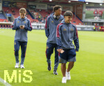 18.08.2026, Fussball Bundesliga 2026/2027, Testspiel, 1.FC Heidenheim - FC Bayern München, in der Voith-Arena Heidenheim, v.li: Tim Binder (Bayern München), Cassiano Kiala (Bayern München) und Maycon Cardozo (Bayern München) gut gelaunt