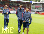 18.08.2026, Fussball Bundesliga 2026/2027, Testspiel, 1.FC Heidenheim - FC Bayern München, in der Voith-Arena Heidenheim, v.li: Tim Binder (Bayern München), Cassiano Kiala (Bayern München) und Maycon Cardozo (Bayern München) gut gelaunt 