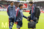 18.08.2026, Fussball Bundesliga 2026/2027, Testspiel, 1.FC Heidenheim - FC Bayern München, in der Voith-Arena Heidenheim, v.li: Cassiano Kiala (Bayern München) und Maycon Cardozo (Bayern München) gut gelaunt mit einem Mitarbeiter der Mannschaft.