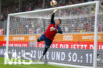 18.08.2026, Fussball Bundesliga 2026/2027, Testspiel, 1.FC Heidenheim - FC Bayern München, in der Voith-Arena Heidenheim, Torwart Jonas Urbig (FC Bayern München) beim Aufwärmen.
