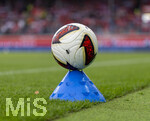 18.08.2026, Fussball Bundesliga 2026/2027, Testspiel, 1.FC Heidenheim - FC Bayern München, in der Voith-Arena Heidenheim, Der Spielball Torfabrik liegt auf einem Hütchen