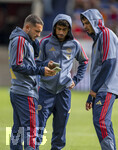 18.08.2026, Fussball Bundesliga 2026/2027, Testspiel, 1.FC Heidenheim - FC Bayern München, in der Voith-Arena Heidenheim, v.li: Arijon Ibrahimovic (Bayern München), Nathaniel Brown (FC Bayern München), Aleksandar Pavlovic (Bayern München) mit Handy.