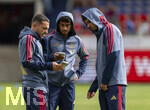 18.08.2026, Fussball Bundesliga 2026/2027, Testspiel, 1.FC Heidenheim - FC Bayern München, in der Voith-Arena Heidenheim, v.li: Arijon Ibrahimovic (Bayern München), Nathaniel Brown (FC Bayern München), Aleksandar Pavlovic (Bayern München) mit Handy.