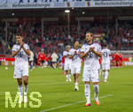 18.08.2026, Fussball Bundesliga 2026/2027, Testspiel, 1.FC Heidenheim - FC Bayern München, in der Voith-Arena Heidenheim, verhaltener Schlussjubel der Bayernspieler nach dem Sieg, , Aleksandar Pavlovic (Bayern München), Harry Kane (FC Bayern München).