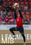 18.08.2026, Fussball Bundesliga 2026/2027, Testspiel, 1.FC Heidenheim - FC Bayern München, in der Voith-Arena Heidenheim, Torwart Jonas Urbig (FC Bayern München) beim Aufwärmen.