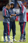 18.08.2026, Fussball Bundesliga 2026/2027, Testspiel, 1.FC Heidenheim - FC Bayern München, in der Voith-Arena Heidenheim, v.li: Arijon Ibrahimovic (Bayern München), Nathaniel Brown (FC Bayern München), Aleksandar Pavlovic (Bayern München) mit Handy.