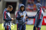 18.08.2026, Fussball Bundesliga 2026/2027, Testspiel, 1.FC Heidenheim - FC Bayern München, in der Voith-Arena Heidenheim, v.li: Arijon Ibrahimovic (Bayern München), Nathaniel Brown (FC Bayern München), Aleksandar Pavlovic (Bayern München)  gut gelaunt mit Handy.