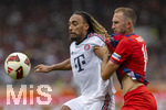 18.08.2026, Fussball Bundesliga 2026/2027, Testspiel, 1.FC Heidenheim - FC Bayern München, in der Voith-Arena Heidenheim, v.li: Sacha Boey (FC Bayern München) gegen Jonas Föhrenbach (1. FC Heidenheim 1846) 