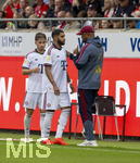 18.08.2026, Fussball Bundesliga 2026/2027, Testspiel, 1.FC Heidenheim - FC Bayern München, in der Voith-Arena Heidenheim, v.li: Tim Binder (Bayern München), Ismael Saibari (FC Bayern München) , Trainer Vincent Kompany (FC Bayern München), 