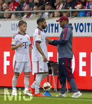 18.08.2026, Fussball Bundesliga 2026/2027, Testspiel, 1.FC Heidenheim - FC Bayern München, in der Voith-Arena Heidenheim, v.li: Tim Binder (Bayern München), Ismael Saibari (FC Bayern München) , Trainer Vincent Kompany (FC Bayern München), 