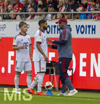 18.08.2026, Fussball Bundesliga 2026/2027, Testspiel, 1.FC Heidenheim - FC Bayern München, in der Voith-Arena Heidenheim, v.li: Tim Binder (Bayern München), Ismael Saibari (FC Bayern München) , Trainer Vincent Kompany (FC Bayern München), 