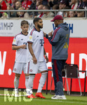 18.08.2026, Fussball Bundesliga 2026/2027, Testspiel, 1.FC Heidenheim - FC Bayern München, in der Voith-Arena Heidenheim, v.li: Tim Binder (Bayern München), Ismael Saibari (FC Bayern München) , Trainer Vincent Kompany (FC Bayern München), 